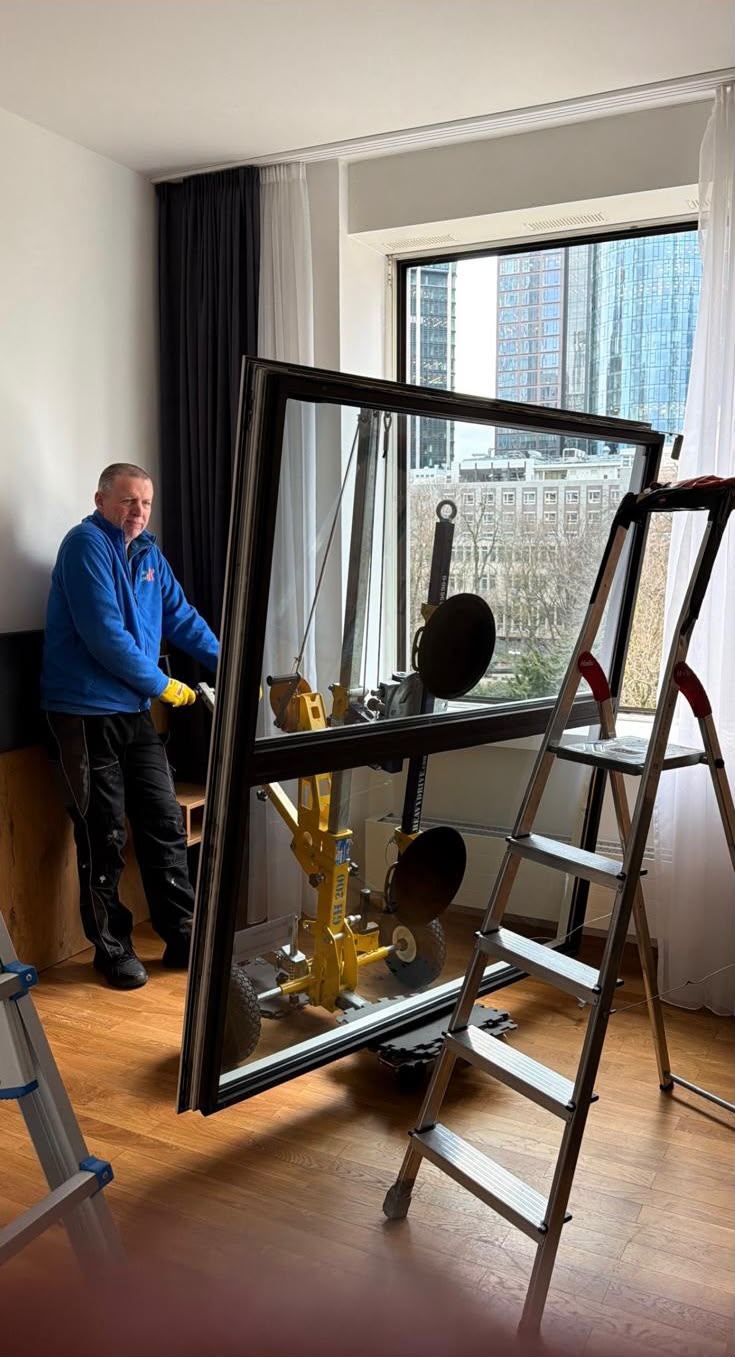 FensterFix Monteur beim Einsetzen eines großen Fensterelements